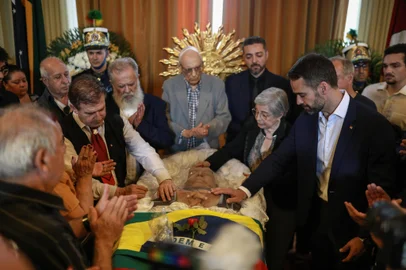Porto Alegre, RS, Brasil, 25.12.2024: Velório do ex-governador Alceu Collares, no Salão Negrinho do Pastoreio, no Palácio Piratini. Foto: Renan Mattos /Agencia RBS<!-- NICAID(15942288) -->