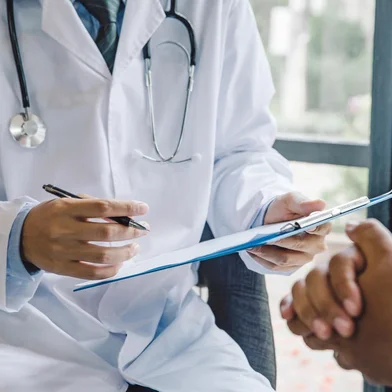 Doctor giving a consultation to a patient and explaining medical informations and diagnosisFonte: 275598769<!-- NICAID(14803924) -->