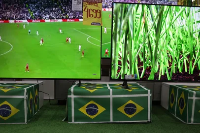 Renan Mattos / Agencia RBS PORTO ALEGRE, RS, BRASIL, 20-05-2026: Ano de Copa do Mundo costuma movimentar a venda de televisores. Este ano, telas grandes e conectividade são atrativos. Comércios na região central de Porto Alegre intensificam as promoções na véspera do início do torneio, em junho. Foto: Renan Mattos / Agência RBS<!-- NICAID(16289573) -->
