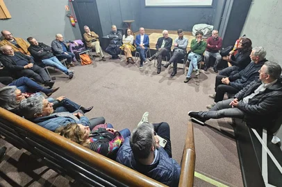 Inspirado na Frente Ampla, do Uruguai, o ex-governador Tarso Genro, presidente do Instituto Novos Paradigmas, promoveu na segunda-feira um encontro de líderes de esquerda e. Entro-esquerda para discutir a eleição de 2026. A ideia é unir forças em torno de um projeto comum para o Rio Grande do Sul.Sentados em círculo na CasaVerso, em Porto Alegre, líderes da federação PT-PCdoB-PV-Rede, PDT, PSOL e PSB discutiram a necessidade de “construir uma frente para fortalecer o campo democrático” segundo o pré-candidato do PT Edegar Pretto.<!-- NICAID(16081103) -->