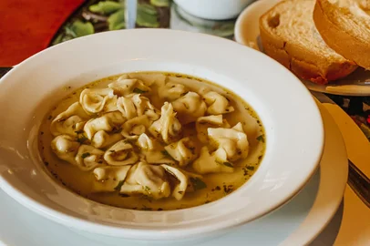 sopa , capeletti , gramado , destemperados<!-- NICAID(15456156) -->