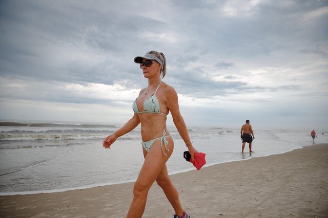 Capão da Canoa, RS, BRASIL,  18/01/2021-  Mulheres que se exercitam caminhando na beira da praia (Matéria do Donna). Na foto, Simone de Almeida.  Foto: Anselmo Cunha/Agencia RBS<!-- NICAID(14992470) -->