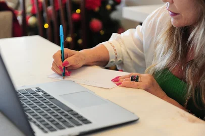 CAXIAS DO SUL, RS, BRASIL, 28/12/2022. A reportagem conversou  com a astróloga Thelma Dias para saber mais sobre sobre previsões para o ano de 2023. (Bruno Todeschini/Agência RBS)Indexador: BTK<!-- NICAID(15307422) -->