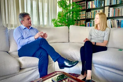 Presidente da Assembleia Legislativa, Vilmar Zanchin conversa com a professora Cláudia Costin.<!-- NICAID(15371858) -->