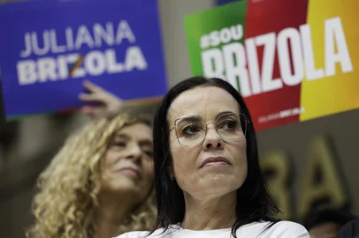 Mateus Bruxel / Agencia RBS PORTO ALEGRE, RS, BRASIL, 15-11-2025: Sofia Cavedon e Juliana Brizola. Lançamento de pré-candidatura de Juliana Brizola (PDT) para o governo do Rio Grande do Sul no plenário Otávio Rocha, da Câmara Municipal de Vereadores de Porto Alegre. O evento conta com a presença do presidente nacional do PDT, Carlos Lupi, do presidente estadual do partido, Romildo Bolzan, além de deputados, prefeitos, vereadores e lideranças políticas. Foto: Mateus Bruxel/Agência RBSIndexador: MATEUS BRUXEL<!-- NICAID(16168143) -->