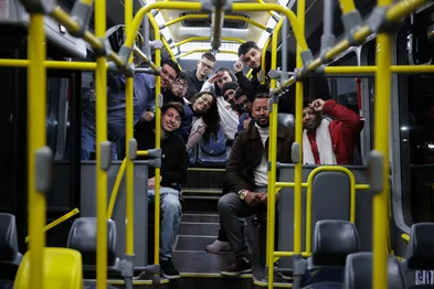 PORTO ALEGRE, RS, BRASIL, 27-06-2025:  Quem são os busólogos de POA? O termo se refere àqueles que são aficionados por ônibus e acumulam conhecimentos sobre o tema. Há busólogos dedicados aos ônibus rodoviários, mas também há quem se dedique aos veículos urbanos, como os que circulam pelas vias da capital gaúcha. Esses apaixonados costumam se reunir para registrar e catalogar os ônibus da cidade. Na imagem, o retrato coletivo dos entusiatas da busologia em um dos ônibus elétricos da frota portoalegrense. Foto: Renan Mattos / Agência RBS<!-- NICAID(16068979) -->