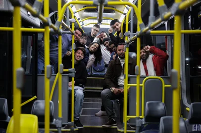 PORTO ALEGRE, RS, BRASIL, 27-06-2025:  Quem são os busólogos de POA? O termo se refere àqueles que são aficionados por ônibus e acumulam conhecimentos sobre o tema. Há busólogos dedicados aos ônibus rodoviários, mas também há quem se dedique aos veículos urbanos, como os que circulam pelas vias da capital gaúcha. Esses apaixonados costumam se reunir para registrar e catalogar os ônibus da cidade. Na imagem, o retrato coletivo dos entusiatas da busologia em um dos ônibus elétricos da frota portoalegrense. Foto: Renan Mattos / Agência RBS<!-- NICAID(16068979) -->