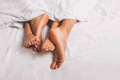 Feet of man and woman having sex in a bed*A PEDIDO DE NIKOLAS MONDADORI* Feet of man and woman having sex in a bed close-up. - Foto: Diana Vyshniakova/stock.adobe.comIndexador: DIANA VYSHNIAKOVAFonte: 294920454<!-- NICAID(15159692) -->