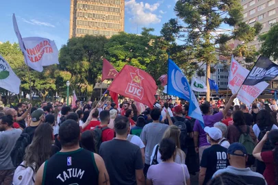Manifestação a favor da democracia reúne pessoas na Praça Dante Alighieri nesta segunda-feira, 9 de janeiro<!-- NICAID(15316516) -->