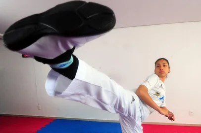 CAXIAS DO SUL, RS, BRASIL, 13/10/2022. Treino da Maria Eduarda Machado Stumpf. Atleta medalhista do Para-taekwondo. Matéria especial sobre o Paradesporto. Três atletas de Caxias podem ir para a Paralimpíada de Paris 2024. (Porthus Junior/Agência RBS)Indexador:                                 <!-- NICAID(15235226) -->