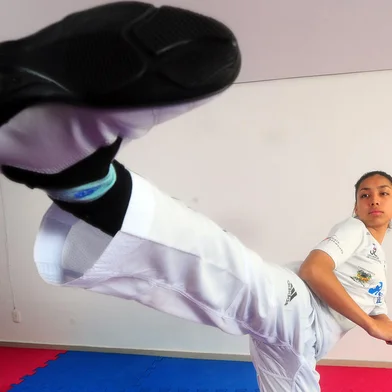 CAXIAS DO SUL, RS, BRASIL, 13/10/2022. Treino da Maria Eduarda Machado Stumpf. Atleta medalhista do Para-taekwondo. Matéria especial sobre o Paradesporto. Três atletas de Caxias podem ir para a Paralimpíada de Paris 2024. (Porthus Junior/Agência RBS)Indexador:                                 <!-- NICAID(15235226) -->
