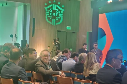 O presidente da FGF, Luciano Hocsman, acompanhou no Rio de Janeiro a apresentação de Carlo Ancelotti, novo técnico da Seleção Brasileira.<!-- NICAID(16046265) -->