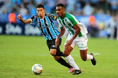 CAXIAS DO SUL, RS, BRASIL, 30/03/2024. Juventude x Grêmio, primeiro jogo da final do Campeonato Gaúcho (Gauchão 2024), realizado no estádio Alfredo Jaconi. Na foto, volante Caíque (Porthus Junior/Agência RBS)<!-- NICAID(15721341) -->