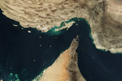 Uma fotografia de satélite do Estreito de Ormuz. O Irã ameaça fechá-lo em represália a sanções internacionais, o que barraria o trânsito de um terço do petróleo transportado por mar no mundo.<!-- NICAID(7815274) -->