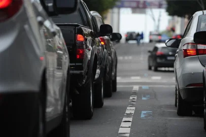 CAXIAS DO SUL, RS, BRASIL, 25/04/2022. Movimento de carros no centro de Caxias do Sul. (Bruno Todeschini/Agência RBS)<!-- NICAID(15077363) -->