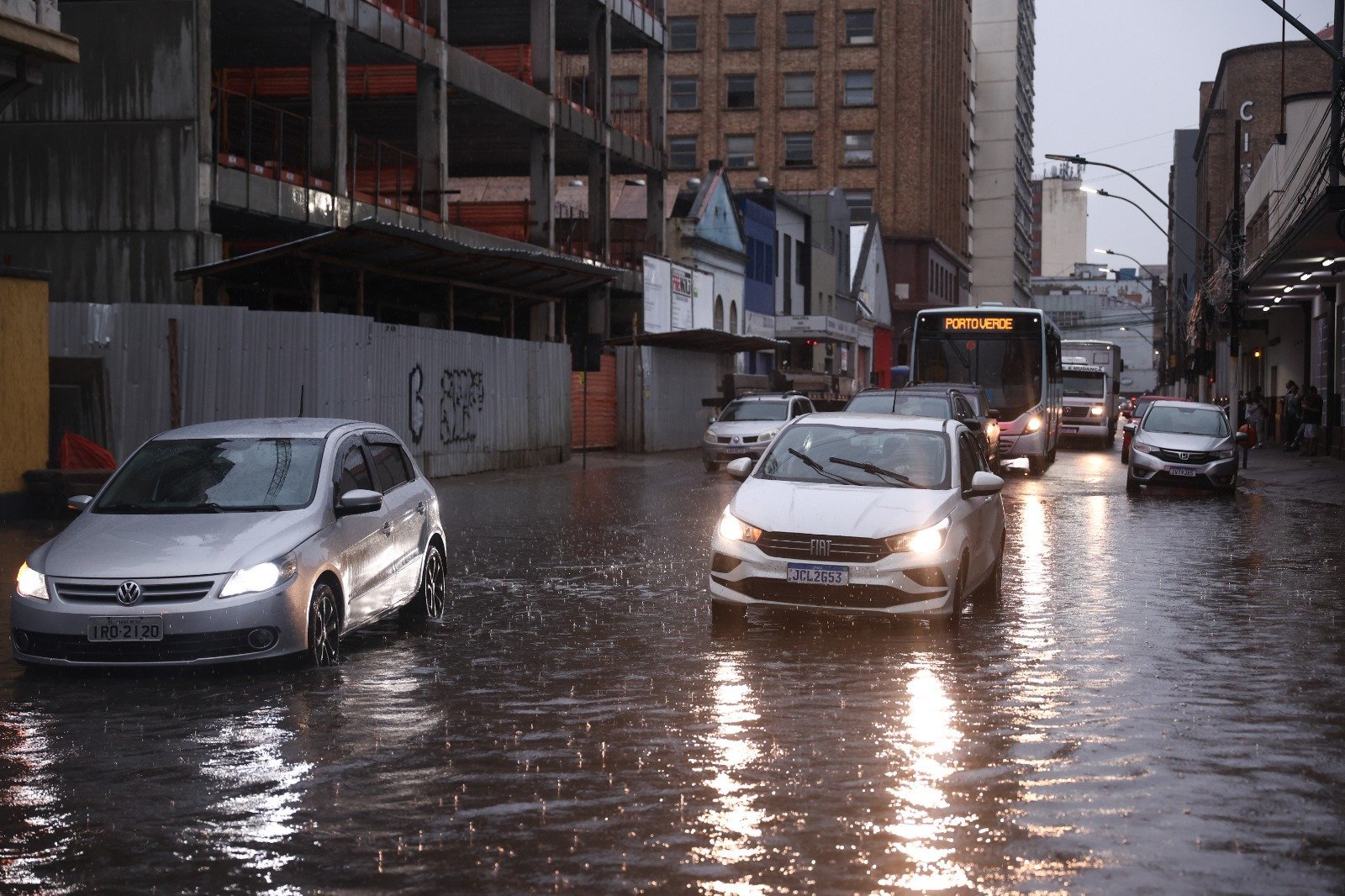 "Simplesmente a &aacute;rvore tombou por cima do carro": temporal causa estragos em Porto Alegre e Canoas