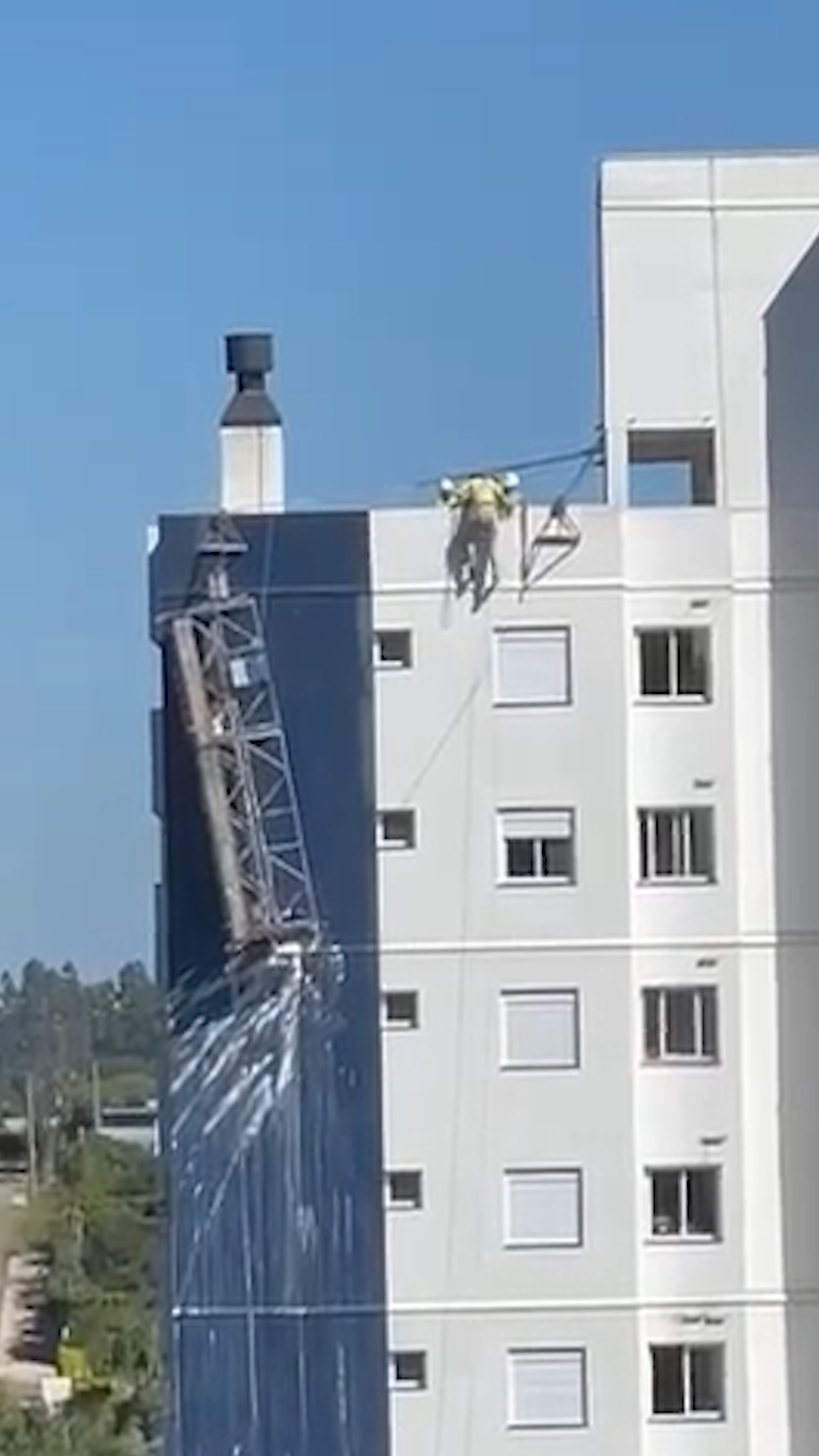 Homem fica suspenso em topo de pr&eacute;dio ap&oacute;s andaime cair