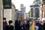 Membros do público e turistas fazem fila para visitar o Castelo de Windsor em Windsor, a oeste de Londres, em 29 de setembro de 2022, quando o castelo reabriu aos visitantes após a morte da rainha Elizabeth II. - O Castelo de Windsor reabriu ao público na quinta-feira, com os visitantes podendo visitar a Capela de São Jorge, onde uma laje de pedra com a inscrição da morte da Rainha Elizabeth II foi colocada na Capela Memorial do Rei George VI dentro do Castelo. (Foto de Glyn KIRK/AFP)<!-- NICAID(15220485) -->