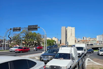 PORTO ALEGRE, RS, BRASIL - 17/04/2025 - Fluxo de veículos na saída para o feriadão de Páscoa em Porto Alegre<!-- NICAID(16019067) -->