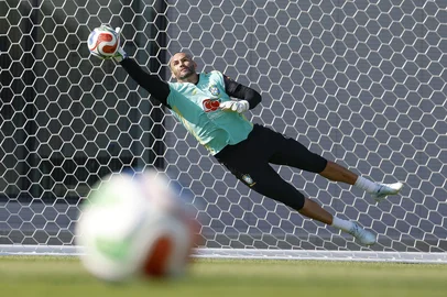 Goleiro Weverton, do Grêmio, em treino com a Seleção Brasileira para a Copa do Mundo<!-- NICAID(16302108) -->