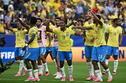Brazil's players celebrate after winning the 2026 World Cup round of 32 football match between Brazil and Japan at the Houston Stadium in Houston on June 29, 2026.  (Photo by Paul ELLIS / AFP)Editoria: SPOLocal: HoustonIndexador: PAUL ELLISSecao: soccerFonte: AFPFotógrafo: STF<!-- NICAID(16316539) -->