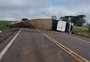 Carreta tombada bloqueia BR-285 há 12 horas em Saldanha Marinho