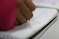 Porto Alegre, RS, Brasil – Alunos da Escola Estadual Espírito Santo durante atividade em sala de aula, parte dos esforços pedagógicos para combater os baixos índices de alfabetização. A escola reflete um cenário preocupante vivido por muitas instituições públicas brasileiras, onde crianças enfrentam dificuldades para desenvolver plenamente habilidades básicas de leitura e escrita, apesar de já estarem nos anos iniciais do ensino fundamental. O desafio mobiliza professores, gestores e famílias em busca de soluções que garantam o direito à educação de qualidade desde os primeiros anos.<!-- NICAID(16083168) -->