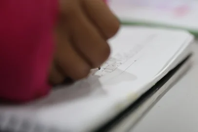 Porto Alegre, RS, Brasil – Alunos da Escola Estadual Espírito Santo durante atividade em sala de aula, parte dos esforços pedagógicos para combater os baixos índices de alfabetização. A escola reflete um cenário preocupante vivido por muitas instituições públicas brasileiras, onde crianças enfrentam dificuldades para desenvolver plenamente habilidades básicas de leitura e escrita, apesar de já estarem nos anos iniciais do ensino fundamental. O desafio mobiliza professores, gestores e famílias em busca de soluções que garantam o direito à educação de qualidade desde os primeiros anos.<!-- NICAID(16083168) -->