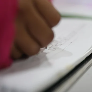 Porto Alegre, RS, Brasil – Alunos da Escola Estadual Espírito Santo durante atividade em sala de aula, parte dos esforços pedagógicos para combater os baixos índices de alfabetização. A escola reflete um cenário preocupante vivido por muitas instituições públicas brasileiras, onde crianças enfrentam dificuldades para desenvolver plenamente habilidades básicas de leitura e escrita, apesar de já estarem nos anos iniciais do ensino fundamental. O desafio mobiliza professores, gestores e famílias em busca de soluções que garantam o direito à educação de qualidade desde os primeiros anos.<!-- NICAID(16083168) -->