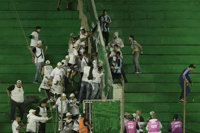 Caxias do Sul, RS, Brasil, 16/04/2023 - Briga em Grêmio vs Santos no Alfredo Jaconi pelo Campeonato Brasileiro Série A 2023 - Foto: Jefferson Botega/Agência RBS<!-- NICAID(15404218) -->