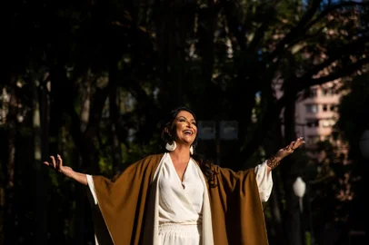 PORTO ALEGRE, RS, BRASIL - 2023.04.27 - Para a pauta de aniversário de Donna, vamos contar as histórias de Instituições voltadas às pautas femininas ou de mulheres que também completam 30 anos em 2023. Elas farão uma reflexão sobre o que mudou nesse meio tempo e para onde as temáticas femininas ainda precisam avançar. A cantora nativista Analise Severo completa 30 anos de carreira este ano e reflete sobre o espaço conquistado pelas mulheres no tradicionalismo.(Foto: André Ávila/ Agência RBS)Indexador: Andre Avila<!-- NICAID(15414217) -->