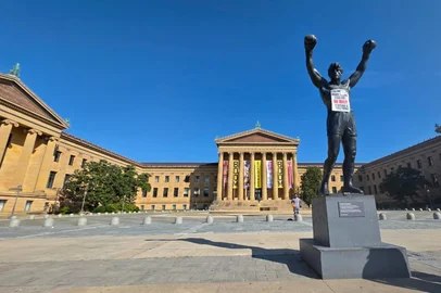 estátua do rocky na Filadélfia<!-- NICAID(16077321) -->