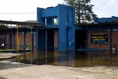 PORTO ALEGRE, RS, BRASIL, 18.02.2025: Após dois dias do temporal que atigiu a cidade, escola apresenta alagamento nas dependencias internas. Foto: Camila Hermes/Agencia RBS<!-- NICAID(15979194) -->