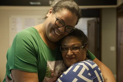 PORTO ALEGRE, RS, BRASIL - 2025.03.14 - Vanessa Silva de Souza, 34 anos, e Cristiane da Silva retiram teste de DNA que confirma a ligação entre as duas como mãe e filha. (Foto: André Ávila/ Agência RBS)Indexador: Andre Avila<!-- NICAID(15995717) -->