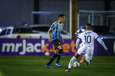 RS - FUTEBOL/GAUCHAO 2023/GREMIO X SAO JOSE - ESPORTES - Lance da partida entre Sao Jose e Gremio disputada na noite deste domingo no estadio Passo D'Areia, em Porto Alegre, valida pela primeira rodada do Campeonato Gaucho 2023. FOTO: LUCAS UEBEL/GREMIO FBPANa foto: Gustavo Martins, zagueiro do Grêmio