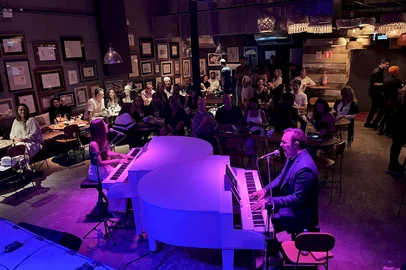 O Duelo de Pianos acontece nas noites de quartas-feiras no Encouraçado Butikin, na avenida Independência. No palco do Duelo de Pianos, os pianistas Gonzalo Lamego e Mari Kerber, acompanhados pelo baterista Luke Faro, convidam o público a escolher o repertório dessa apresentação inesquecível, por meio de bilhetes.<!-- NICAID(15965060) -->
