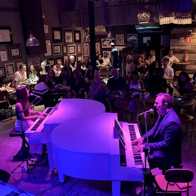 O Duelo de Pianos acontece nas noites de quartas-feiras no Encouraçado Butikin, na avenida Independência. No palco do Duelo de Pianos, os pianistas Gonzalo Lamego e Mari Kerber, acompanhados pelo baterista Luke Faro, convidam o público a escolher o repertório dessa apresentação inesquecível, por meio de bilhetes.<!-- NICAID(15965060) -->