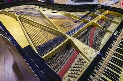 Piano afetado pela enchente passa por reforma e é devolvido ao Teatro Renascença, em Porto Alegre.<!-- NICAID(16263040) -->