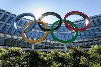 Olympic Rings are seen a the headquarters of the International Olympic Committee (IOC) in Lausanne on March 24, 2020 amid the spread of the COVID-19. - The 2020 Tokyo Olympics have been postponed to no later than the summer of 2021 because of the coronavirus pandemic sweeping the globe, the International Olympic Committee (IOC) announced on March 24, 2020. (Photo by Fabrice COFFRINI / AFP)