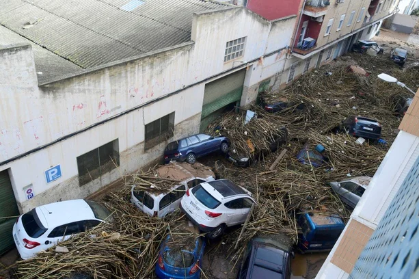 Enchentes repentinas matam 64 no sudeste da Espanha, dizem socorristas