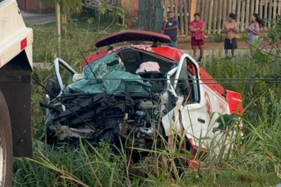 Um homem embriagado furtou uma ambulância em uma Unidade de Pronto Atendimento (UPA), fugiu e caiu em um vale na rua Chico Mendes em Canoas neste sábado (14). Foto enviada pela prefeitura de Canoas e tirada por Daiana Alles, gestora-administrativa da UPA Rio Branco.<!-- NICAID(16225789) -->