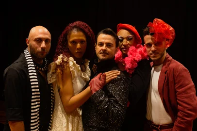 No dia 7 de julho, o Terça Lírica fará uma edição especial comemorativa aos 25 anos de carreira do tenor gaúcho Flávio Leite, curador do projeto e presidente da Companhia de Ópera do RS (CORS).  Em dueto com o pianista Patrick Menuzzi, Flávio interpretará um repertório de canções e árias de óperas de compositores pertencentes à comunidade LGBTQIAPN+, desafiando normas e usando a arte para refletir, defender os direitos e visibilidade da comunidade.<!-- NICAID(16317481) -->