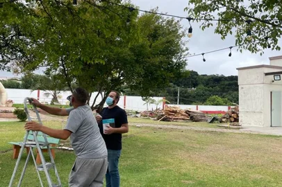 Empresas de Caxias do Sul doam iluminação externa para o Lar da Velhice São Francisco de Assis. <!-- NICAID(14972368) -->