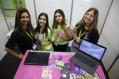 05/10/2022 - PORTO ALEGRE, RS - O Serviço Social da Indústria (Sesi-RS) promove a quarta edição da Mostra Sesi Com@Ciência. São esperadas 20 mil pessoas no Centro de Eventos da Federação das Indústrias do Estado do Rio Grande do Sul (Fiergs), em Porto Alegre, nesta quarta (5) e quinta-feira (6), para discutir como conectar a educação aos desafios do século 21 a partir de exemplos práticos. O evento é gratuito, e a programação conta com palestras e oficinas para estudantes e professores. Vamos cobrir o evento. FOTO: André Ávila / Agência RBS<!-- NICAID(15227663) -->