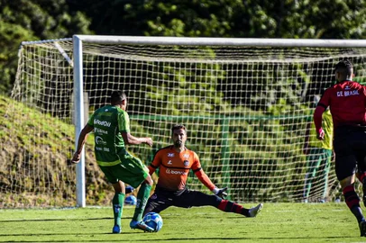 O Juventude perdeu para o Brasil de Pelotas em jogo treino realizado no CT do clube neste sábado (1). Brasil abriu 1 x 0 na primeira etapa. Juventude virou com Ruan e Rafinha. Nos 10 min finais, o Brasil empatou de cabeça e passou a frente de pênalti.<!-- NICAID(15391988) -->