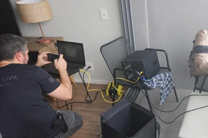 De acordo com a Agência Nacional de Telecomunicações (Anatel), criminosos instalam equipamentos improvisados em apartamentos de prédios altos, especialmente em áreas movimentadas e com maior poder aquisitivo. <!-- NICAID(16084848) -->