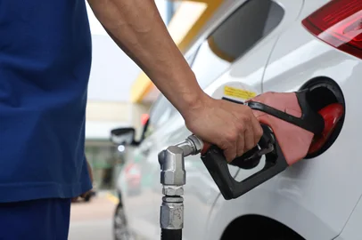 O preço da gasolina comum voltou a subir em Caxias do Sul. Pesquisa realizada na manhã de ontem em 12 postos da cidade apontou que o litro do combustível já chega a R$ 6,49 em alguns estabelecimentos. Na média dos locais pesquisados, o preço do litro está em R$ 6,36.<!-- NICAID(16242936) -->