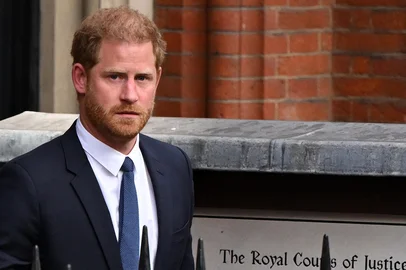 (FILES) Britain's Prince Harry, Duke of Sussex leaves from the Royal Courts of Justice, Britain's High Court, in central London on March 27, 2023. Lawyers for Prince Harry on December 5 began a legal challenge over his security arrangements in the UK, after he quit frontline royal duties and moved to North America.  The case about his loss of UK taxpayer-funded protection is the latest in a string of court proceedings initiated by Harry, whose father is King Charles III. (Photo by JUSTIN TALLIS / AFP)Editoria: CLJLocal: LondonIndexador: JUSTIN TALLISSecao: justice and rightsFonte: AFPFotógrafo: STF<!-- NICAID(15622575) -->