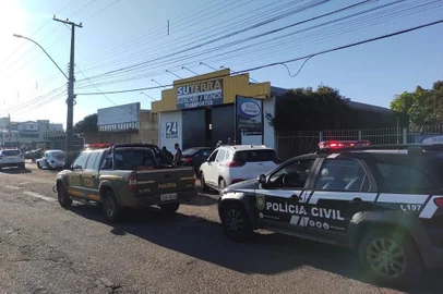 homem , morto , vacaria <!-- NICAID(15466124) -->