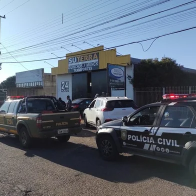 homem , morto , vacaria <!-- NICAID(15466124) -->